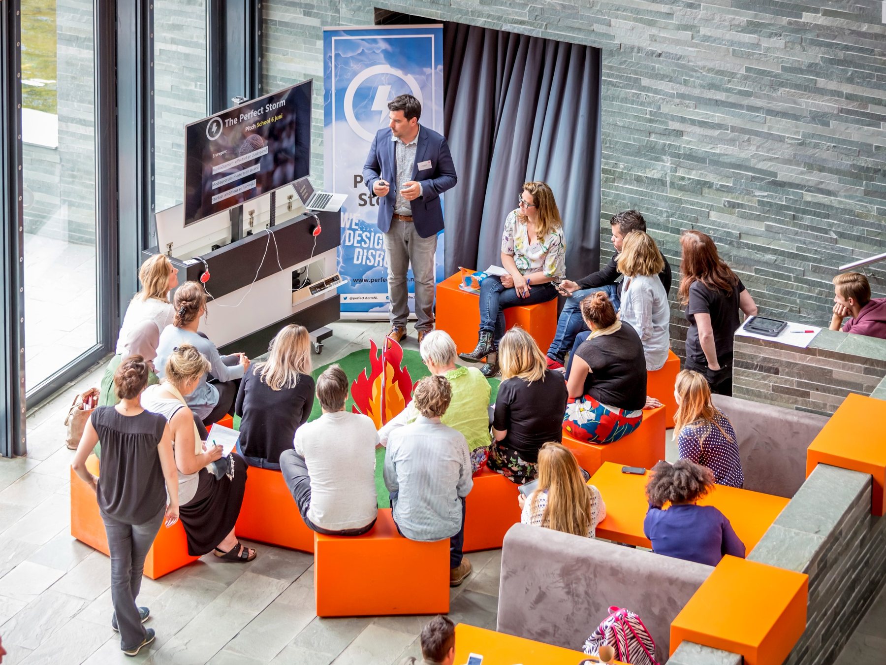 Keimpe begeleidt een groep tijdens een PerfectStorm sessie